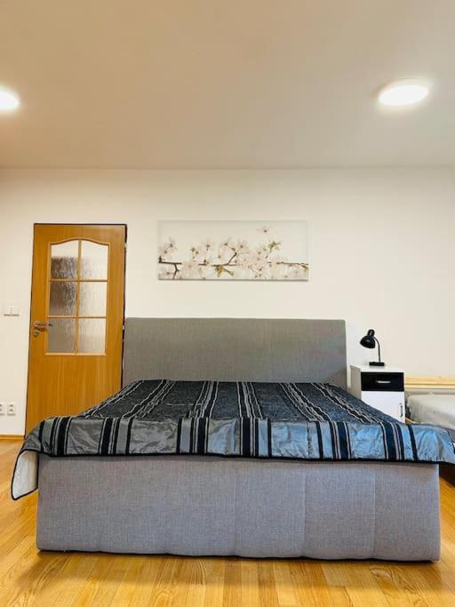 Family-Friendly Prague 5 Stay מראה חיצוני תמונה