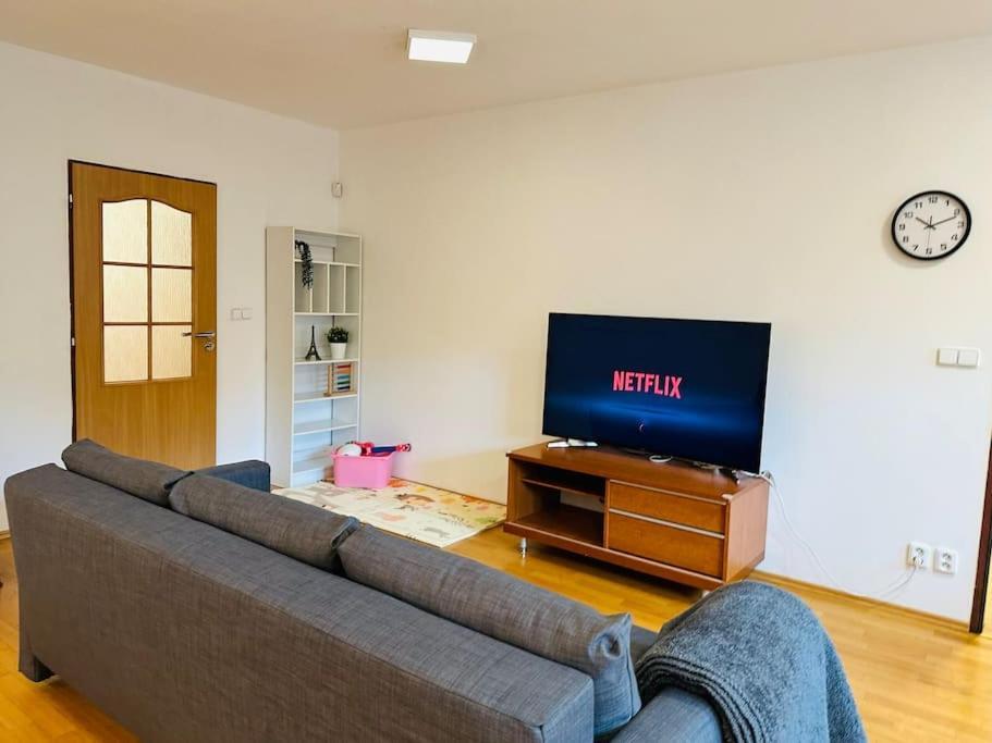 Family-Friendly Prague 5 Stay מראה חיצוני תמונה
